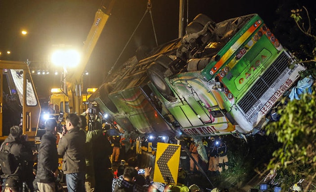 bus-crash-in-Taiwan.jpg