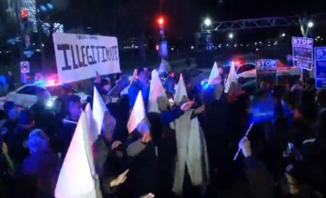 Crowd-gathers-in-Washington.jpg