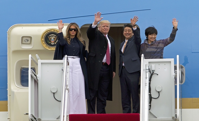 Donald-Trump-on-Air-Force-One-with-Shinzo-Abe.jpg