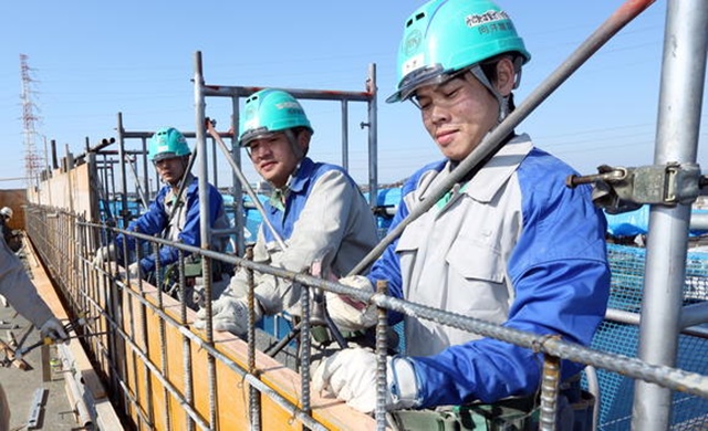 Foreign-workers-in-Japan.jpg