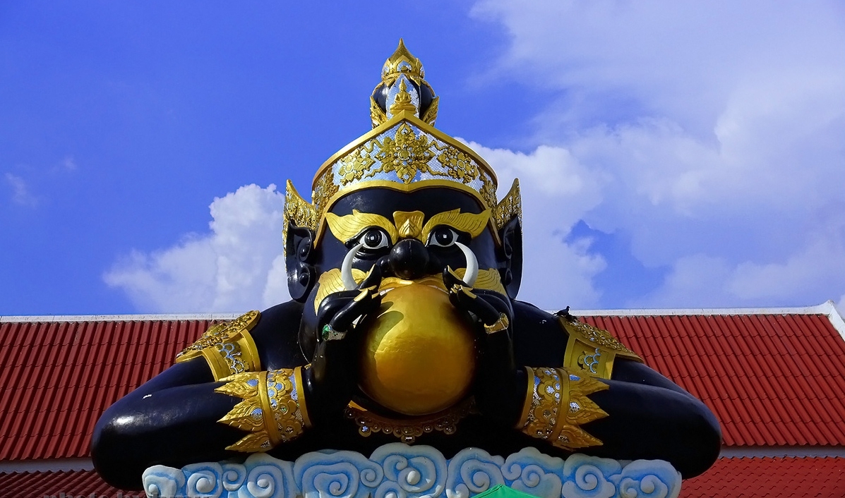 Phra-Rahu_Largest_in_Thailand_-_panoramio.jpg