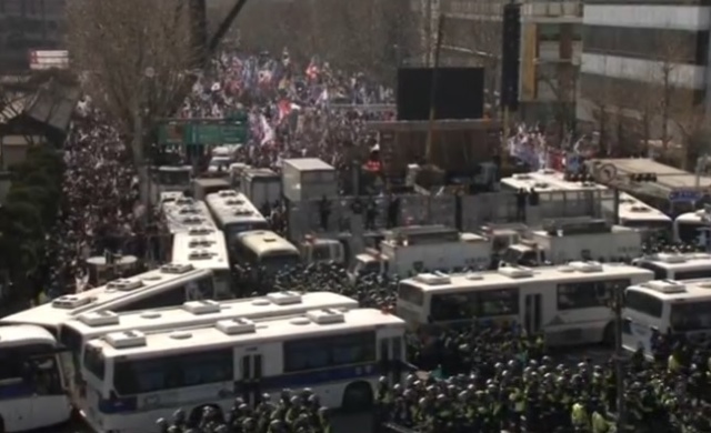 South-Korean-protesters-react.jpg