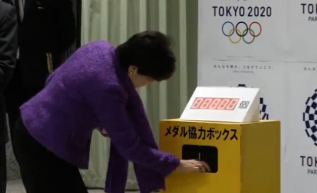 Tokyo_old-phones_-2020-Olympics-medals.jpg