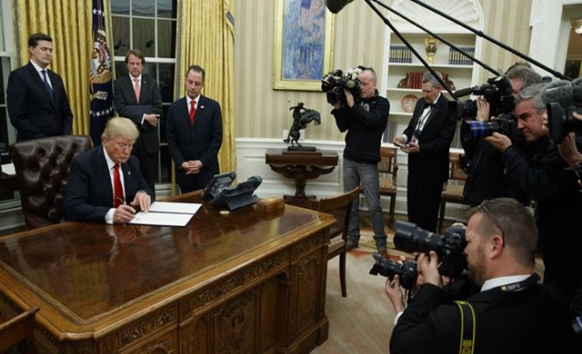 Trump-signs-first-order-on-Obamacare.jpg